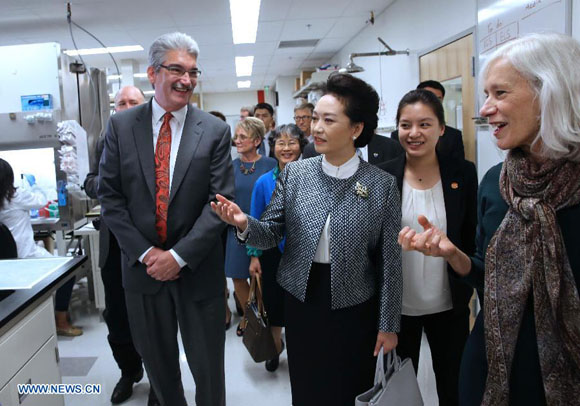 Peng Liyuan (C, front), wife of Chinese President Xi Jinping, visits the Fred Hutchinson Cancer Research Center in Seattle, the United States, Sept. 23, 2015. [Photo/Xinhua]